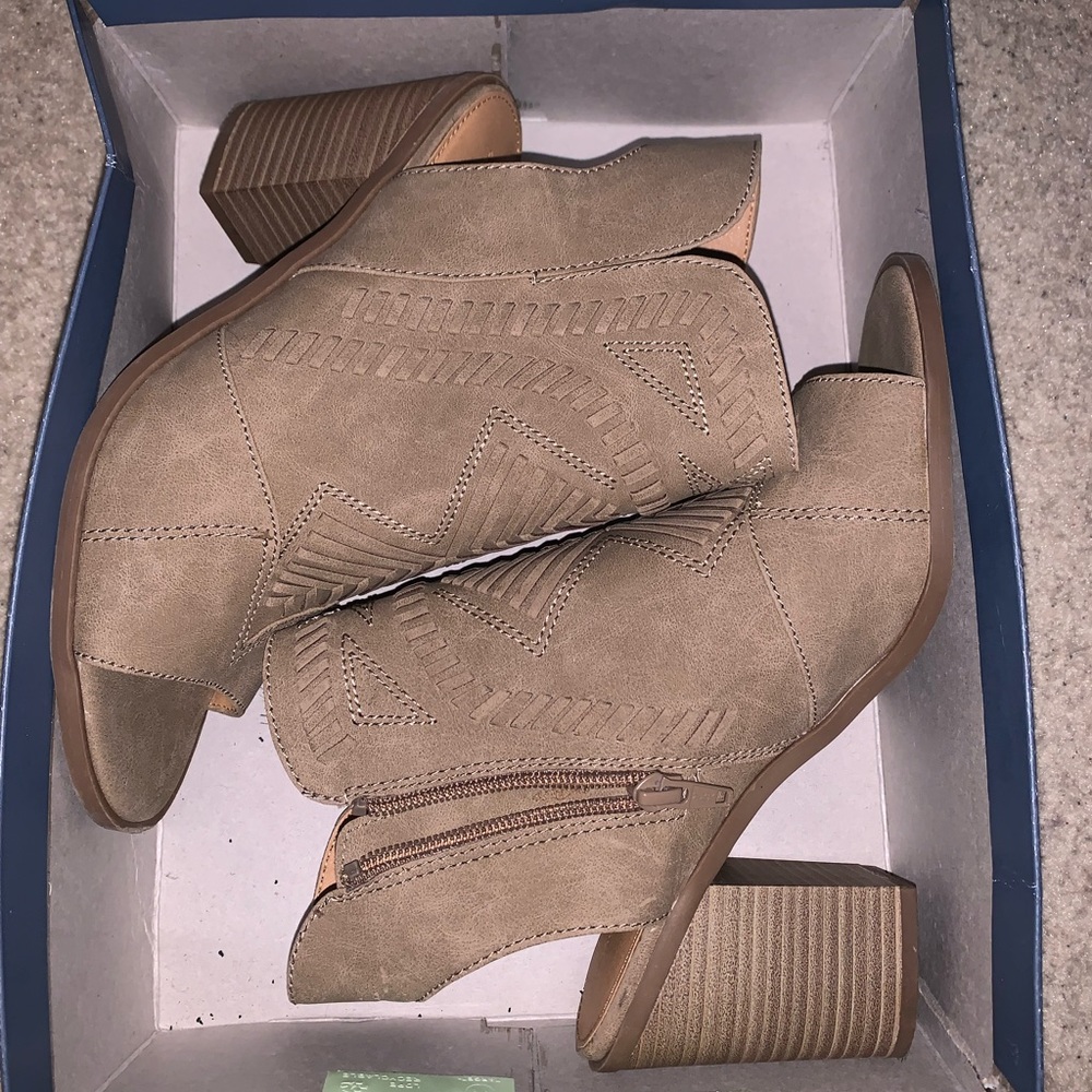 Universal thread like new taupe heels